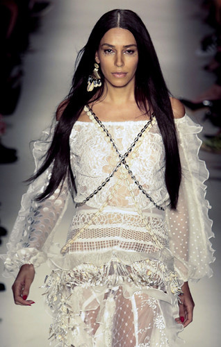 Lea T là người mẫu và là gương mặt đại diện cho nhãn hàng mỹ phẩm dưỡng tóc của Mỹ Redken. Cô sinh ra ở Brazil nhưng lớn lên ở Italy. Sau khi trải qua phẫu thuật chuyển đổi giới tính năm 2012, Lea T đảm nhiệm vai trò giám đốc sáng tạo thời trang cao cấp của hãng Givenchy.