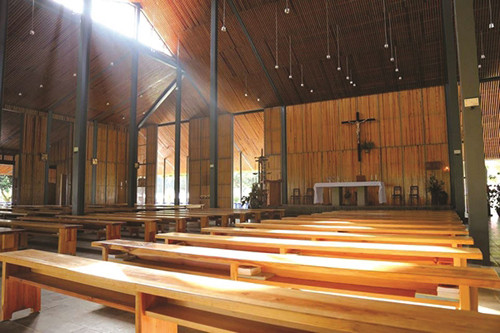 Nhà thờ không chia cắt tầm nhìn ra cảnh vật xung quanh mà chính là một phần của cảnh vật nơi đây. Sự trong suốt được định nghĩa qua cảm nhận sự giao thoa đồng thời của nhiều lớp không gian. Hệ thống tường bao và trần nhà là hệ thống thanh gỗ thông xếp song song nhau nên vẫn tạo được không gian linh thiêng, thoáng rộng nhưng gần gũi. Tường quanh chánh điện là kính trong suốt chèn giữa những thanh gỗ thông. Nhờ thiết kế này nên nhà thờ và thiên nhiên không hề bị chia cắt mà hòa quyện vào nhau.