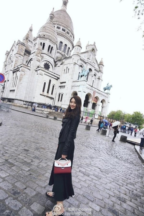 Việc buổi sáng check in ở một địa điểm và chiều tối lại ở một địa điểm khác là điều quá đỗi bình thường với cô chiêu này.