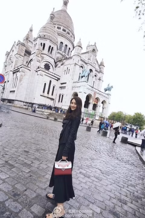 Việc buổi sáng check in ở một địa điểm và chiều tối lại ở một địa điểm khác là điều quá đỗi bình thường với cô chiêu này.