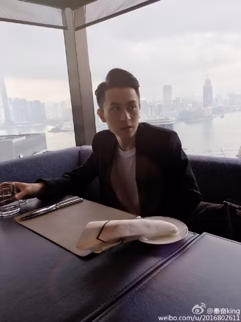 Tần Phấn là một trong những thiếu gia trong Hội con nhà giàu Thượng Hải, anh chàng xuất thân từ gia đình giàu có, hiện tại đang làm CEO một công ty về game và câu lạc bộ bóng rổ.