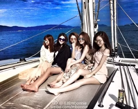 Trên trang cá nhân, cô thường xuyên update những hình ảnh đi nghỉ dưỡng ở các khu nghỉ mát xa xỉ.