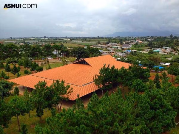 Khác với nhiều công trình nhà thờ, không gian thánh lễ lớn trên thế giới thường được xây dựng hoành tráng, nhà thờ Ka Đơn theo đuổi phong cách “đơn sơ, ít màu sắc, ít trang trí, trân trọng vẻ đẹp tự nhiên của vật liệu. Nhà thờ thì khiêm tốn, hòa vào thiên nhiên, đậm nét văn hóa Chu-ru và tôn tạo nét riêng của vùng đất này”.