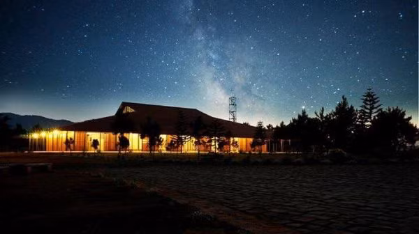 Thiết kế của nhà thờ Ka Đơn lấy ý tưởng từ chính Linh mục Giuse Nguyễn Đức Ngọc - Quản xứ giáo xứ Ka Đơn và do vợ chồng KTS Vũ Thị Thu Hương, Nguyễn Tuấn Dũng thiết kế. Sau hơn 4 năm thi công, Nhà thờ Ka Đơn hoàn thành vào tháng 7/2014.