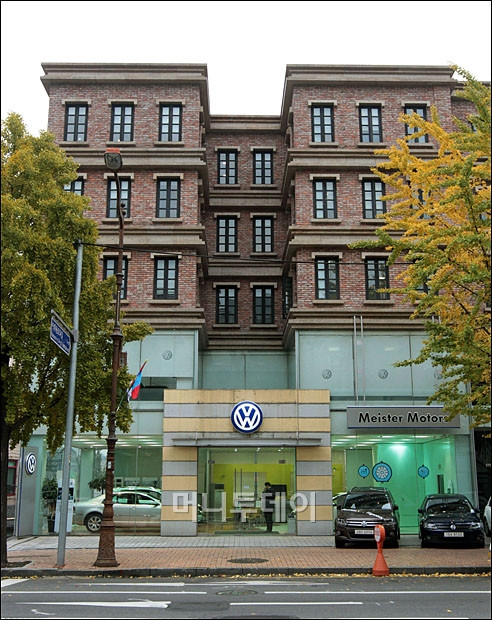 Năm vừa qua, cặp đôi lại tậu thêm một tòa nhà ở trung tâm Seoul. Tòa nhà gồm 5 tầng và 2 tầng hầm với diện tích sàn 300m2. Để mua được tòa nhà xịn nhất nhì Seoul này, hai người đã bỏ ra 12,6 tỷ won (khoảng hơn 250 tỷ đồng).