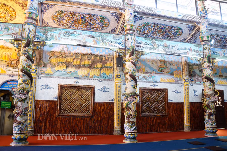 Chùa thực sự là một công trình kiến trúc đồ sộ và độc đáo: Chánh điện dài 33m, rộng 22m; Tiền đàn bảo tháp cao 27 m được chạm trổ hình rồng. Lầu 1 có gian thờ 108 tượng “Thiên thủ thiên nhãn” được gắn toàn bộ mẻ chén, ve chai sắc sảo.