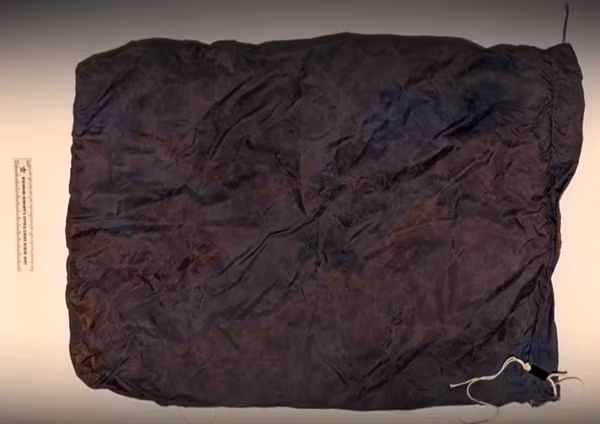 Khi nhóm thám tử xem xét xe tải, họ thấy một túi đựng đồ giặt là màu tím, giống túi mà cảnh sát thấy cùng thi thể nạn nhân Dawnia trong khu công nghiệp.