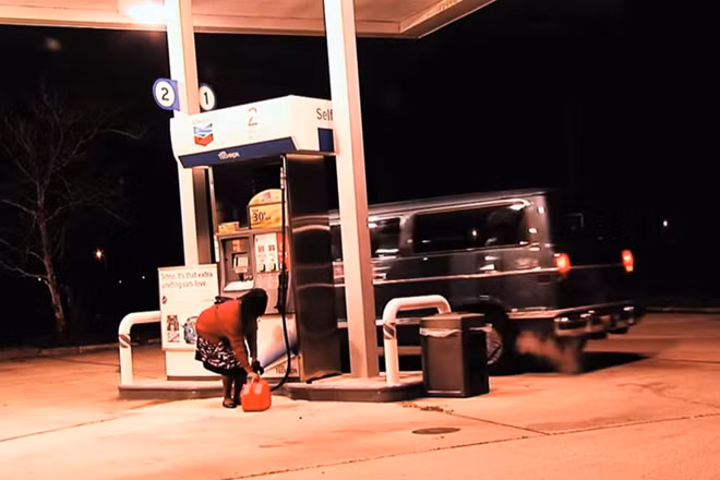 Cảnh sát tin rằng Lucious Boyd tạt vào trạm xăng khi Dawnia bơm xăng vào can. Gã đàn ông nói với Dawnia rằng hắn có thể chở cô và can xăng trở lại xe. Dawnia nhanh chóng đồng ý vì nghĩ Lucious làm việc cho nhà thờ nên cô có thể tin tưởng. Sau khi Dawnia lên xe, Lucious nện cưa thụt vào đầu cô gái khiến nạn nhân bất tỉnh. Hắn đưa Dawnia về nhà rồi hãm hiếp cô trên giường, đồng thời dùng tuốc nơ vít đâm lên ngực nạn nhân để tiêu khiển. Sau khi thỏa mãn thú tính, Lucious dùng tuốc nơ vít đâm vào đầu nạn nhân khiến cô tử vong. Tên sát nhân dùng rèm buồng tắm và hai miếng ga giường bọc xác nạn nhân để chở tới khu công nghiệp và vứt ở đó.