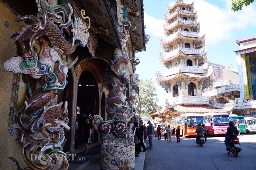 Theo tìm hiểu về lịch sử, chùa Linh Phước được khởi công xây dựng từ những năm 1949 đến 1952 mới hoàn thành. Năm 1990 chùa trùng tu lại toàn bộ, xây dựng cổng tam quan ngay mặt đường để khách dễ nhận biết. Vì thực tế chùa nằm sâu trong hẻm, cách mặt đường chừng 80m.