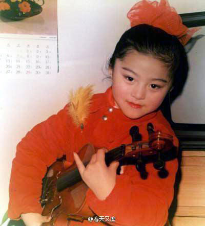 Các bức ảnh gây ngạc nhiên và thích thú đối với nhiều người hâm mộ. Ngay từ nhỏ, diễn viên Phạm Băng Băng đã là một cô bé rất xinh đẹp.