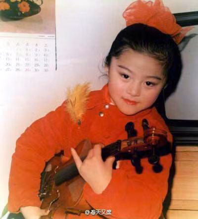 Các bức ảnh gây ngạc nhiên và thích thú đối với nhiều người hâm mộ. Ngay từ nhỏ, diễn viên Phạm Băng Băng đã là một cô bé rất xinh đẹp.