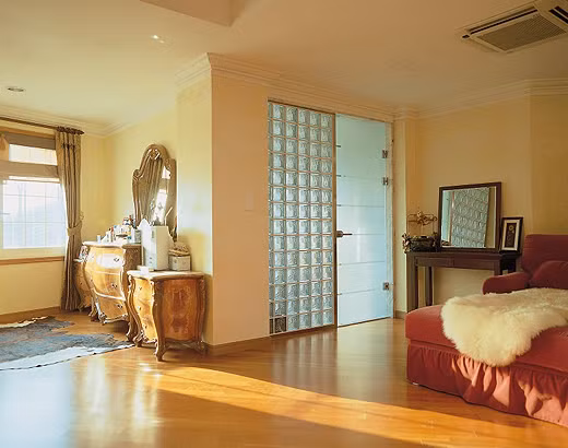 Căn biệt thự được lắp đặt những đồ nội thất sang trọng và đắt tiền nhất lúc bấy giờ. Phòng bếp có cả máy rửa bát, tủ lạnh cỡ lớn và cả một tủ lạnh dành riêng để làm kim chi.