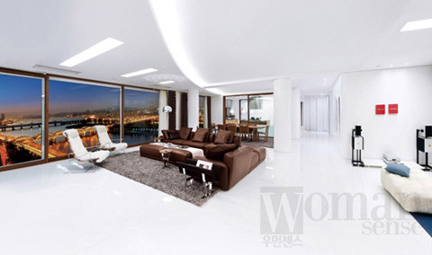 2. Jang Dong GunJang Dong Gun và vợ con sống thường xuyên tại tòa chung cư Mark Hills, khu Cheongdam -dong, bên bờ sông Hàn.Tòa chung cư cao cấp này có 10 tầng và chỉ có 8 căn hộ. Giá trên thị trường của mỗi căn hộ là 3 tỷ won (hơn 60 tỷ đồng).