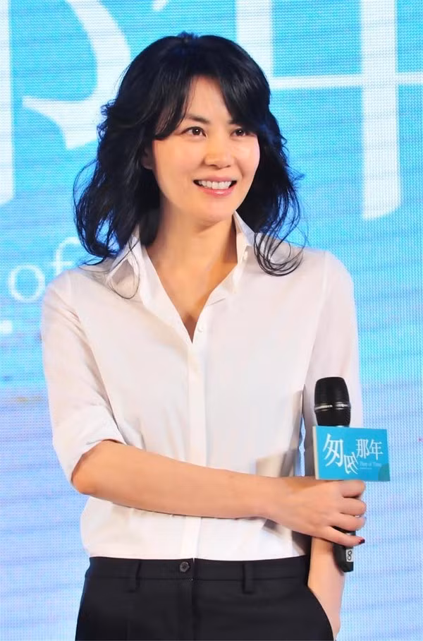 Vương Phi gây bất ngờ khi được đánh giá xếp ở vị trí thứ 4. Thiên hậu làng nhạc có nguồn thu đáng kể nhờ tiền bán đĩa, bản quyền ca khúc và kinh doanh. Cô là đại gia bất động sản ở Hong Kong. Gần đây còn có tin muốn để Vương Phi tái xuất sân khấu, các nhà tổ chức phải chấp nhận chi hơn 100 triệu NDT. Mặc dù vậy, cô vẫn không mặn mà.