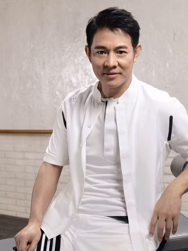 Lý Liên Kiệt thuộc số ít những sao võ thuật có tầm ảnh hưởng quốc tế. Đóng phim nhiều năm trong nghề, tài tử Thiếu Lâm Tự cũng tích lũy cho bản thân số tài sản nhất định. Thù lao của anh hiện vào khoảng 10 triệu USD. Nhưng vài năm gần đây, Lý Liên Kiệt tập trung điều trị bệnh tuyến giáp nên không nhận vai mới. Dù thế, số tài sản của ngôi sao họ Lý đủ khiến đàn em nhiều thế hệ phải ngưỡng mộ. Có người nói vì anh sở hữu nhiều bất động sản nên không thể nhớ nổi căn biệt thự nhỏ nhoi. Ước tính giá trị tài sản về bất động sản của vợ chồng Lý Liên Kiệt vào khoảng 1,2 tỷ NDT. Tài tử này xếp ở vị trí thứ 5.