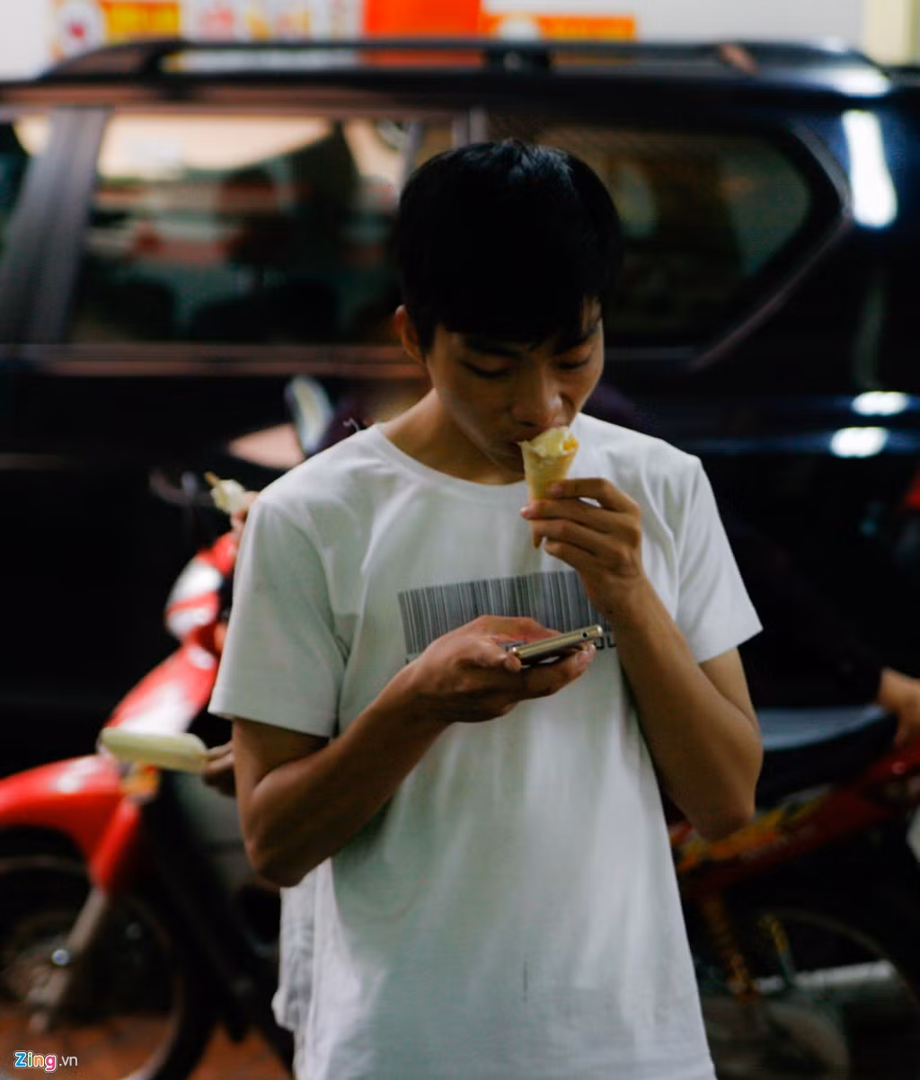 Cảnh tượng vừa ăn vừa lướt smartphone.