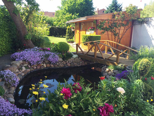 So với các loài hoa khác có mặt trong khu vườn như tulip, cẩm tú cầu, mẫu đơn… thì hoa hồng được chủ vườn ưu ái hơn cả với trên dưới 80 gốc hồng đủ dáng đủ màu được trồng đan xen quanh sân cỏ: “Tôi đặc biệt thích trồng hồng bởi loài hoa này không phải chăm sóc quá nhiều. Với khí hậu châu Âu, hồng lên khá tốt và hoa suốt 2 mùa, từ giữa tháng 4 đến tận hết tháng 10” - chủ vườn chia sẻ.