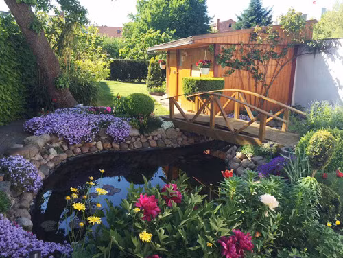 So với các loài hoa khác có mặt trong khu vườn như tulip, cẩm tú cầu, mẫu đơn… thì hoa hồng được chủ vườn ưu ái hơn cả với trên dưới 80 gốc hồng đủ dáng đủ màu được trồng đan xen quanh sân cỏ: “Tôi đặc biệt thích trồng hồng bởi loài hoa này không phải chăm sóc quá nhiều. Với khí hậu châu Âu, hồng lên khá tốt và hoa suốt 2 mùa, từ giữa tháng 4 đến tận hết tháng 10” - chủ vườn chia sẻ.