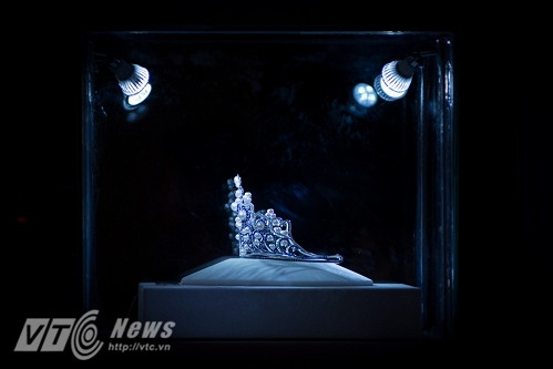 Ngoài ra, 3.260 viên đá sapphire lấp lánh tượng trưng cho 3.260 km bờ biển trải dài từ Bắc đến Nam, như một niềm tự hào về biển cả quê hương - Ảnh: Tùng Đinh