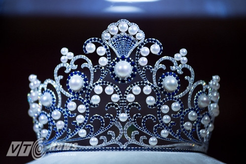 Với điểm nhấn đặc biệt là 5 viên ngọc trai South Sea quý với những đường lượn sóng tượng trưng 5 châu 4 biển - Ảnh: Tùng Đinh