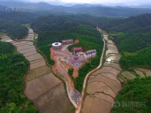 Một điểm đặc biệt của công trình cung điện gốm sứ tuyệt đẹp được xây ở Cảnh Đức Trấn này – thủ đô gốm sứ của Trung Quốc – là bà cụ Yu Ermei tự mình thiết kế. Bà đã bỏ ra 5 triệu nhân dân tệ (gần 17 tỷ đồng) để thuê nhân công hoàn thành kiệt tác này trong vòng 5 năm.