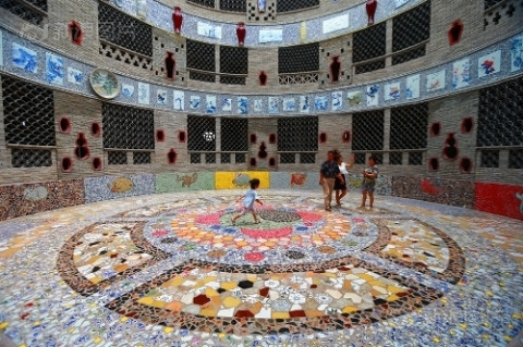 Bà Yu cho biết bà đã thiết kế cung điện của mình theo kiểu “Thổ lâu”, những tòa nhà hình tròn độc đáo được tìm thấy ở tỉnh Phúc Kiến, chia làm ba tầng.