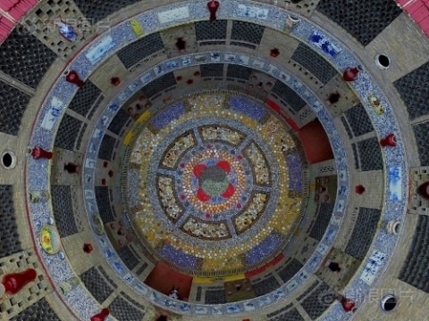 Toàn bộ bề mặt tòa nhà đều được trang trí tỉ mỉ.