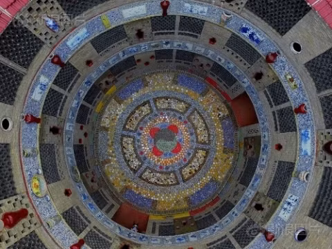 Toàn bộ bề mặt tòa nhà đều được trang trí tỉ mỉ.