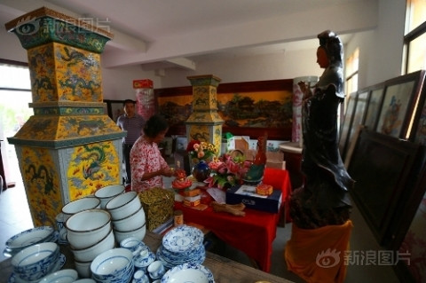 Bà Yu cho các phóng viên hay rằng khi ở độ tuổi 50 bà đã có ý tưởng xây dựng một nhà bảo tàng để lưu trữ bộ sưu tập đồ sứ của mình. Và mãi đến khi đã 80 tuổi, bà mới có thể thực hiện được dự án của mình. Do hiện ở Trung Quốc đã có rất nhiều bảo tàng cùng loại nên bà Yu quyết định đổi cách gọi công trình của mình là "Cung điện gốm sứ".