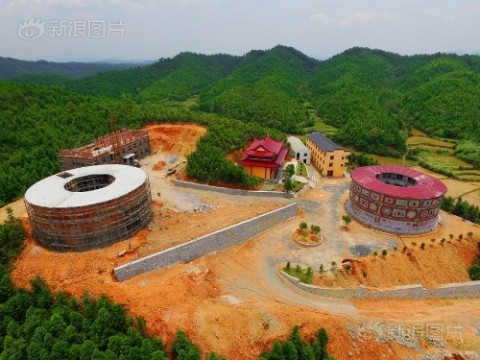 Bà Yu bắt đầu nghiên cứu gốm sứ từ năm 12 tuổi, khi bà bắt đầu vào làm việc ở xưởng gốm sứ mấy chục năm trước. Sau đó bà trở thành nghệ nhân và bắt đầu tự kinh doanh mặt hàng này.