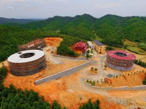 Bà Yu bắt đầu nghiên cứu gốm sứ từ năm 12 tuổi, khi bà bắt đầu vào làm việc ở xưởng gốm sứ mấy chục năm trước. Sau đó bà trở thành nghệ nhân và bắt đầu tự kinh doanh mặt hàng này.