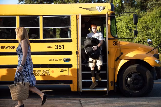 Một tân sinh viên bước xuống từ xe buýt tại khuôn viên Học viện Quân sự Mỹ (USMA), còn được gọi là trường sĩ quan West Point, trong ngày nhập học. Để trúng tuyển vào trường, các sinh viên khóa này phải trải qua quá trình chọn lựa khắt khe cả về thể lực, trí lực và tinh thần.