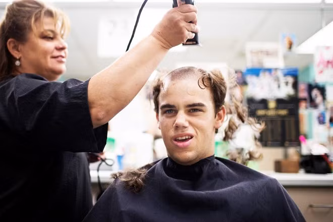 Dù thích hay không, tất cả học viên đều phải chuyển qua kiểu tóc "quân đội" ngay trong ngày đầu đến trường. USMA có hẳn đội nhân viên chuyên phụ trách vấn đề này.