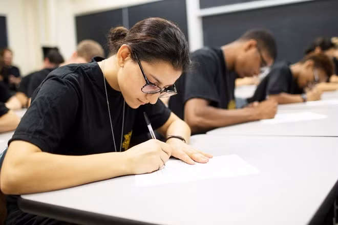 Là trường quân sự, West Point yêu cầu mọi sinh viên thực hiện nghiêm chỉnh mệnh lệnh của chỉ huy, nội quy của trường. Trong ngày nhập học, trường dành thời gian để tân sinh nói ra những thắc mắc, nghi vấn của họ.