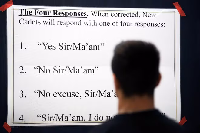 Nam sinh vừa trúng tuyển đọc bản hướng dẫn cách trả lời khi được người khác nhắc nhở trong quá trình nhập học. Theo đó, họ chỉ được trả lời bằng một trong 4 câu.