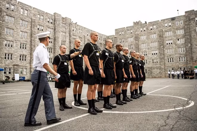 Sau các thủ tục giấy tờ, học viên mới đổi sang đồng phục, kiểu tóc mới và xếp hàng để sinh viên khóa trên kiểm tra thể hình, hướng dẫn cách chào trong quân đội.