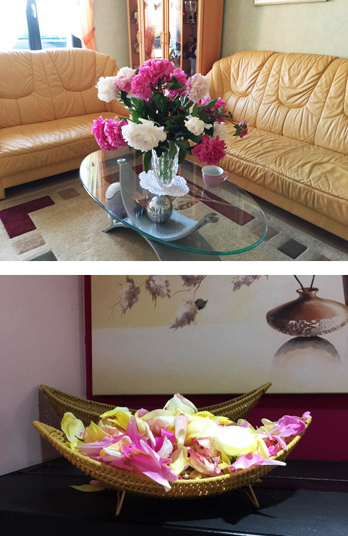 Chị thường chọn những cách hoa sắp tàn mang vào để cầu thang hay góc nhà, để khắp nơi trong ngôi nhà đều thoang thoảng hương thơm.