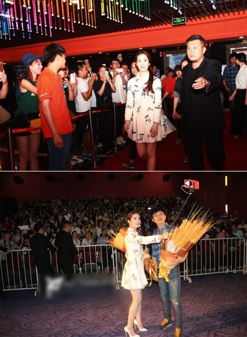 Tại một sự kiện khác diễn ra cùng ngày, Lưu Diệc Phi cũng giao lưu với người hâm mộ qua hệ thống hàng rào.