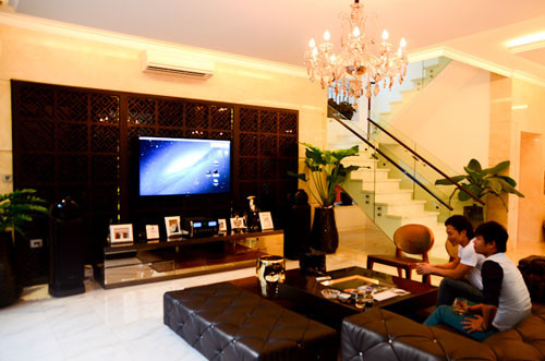 Căn nhà được bài trí theo phong cách hiện đại, nhẹ nhàng, tinh tế và tiện nghi.