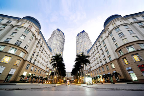 Nhiều thông tin cũng khẳng định, trước khi tậu căn biệt thự rộng 500m2, gia đình Trương Ngọc Ánh từng sống trong căn penhouse rộng 240 m2 tại khu đô thị siêu sang The Manor. Căn penhouse ước tính có giá hơn 1 triệu USD ở thời điểm năm 2011.