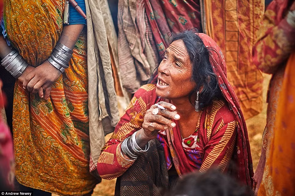 Phụ nữ mặc trang phục có màu sắc rực rỡ, tươi sáng.