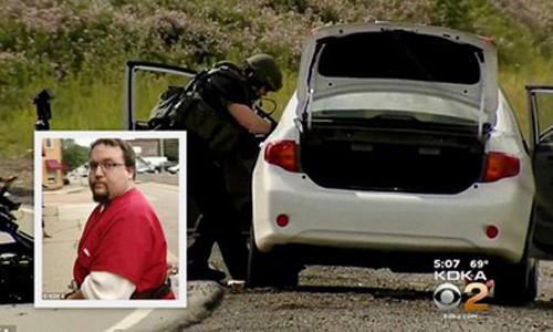 Cảnh sát lục soát xe của Stein (áo đỏ).