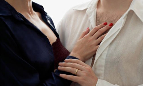 That sac nhin vo tuoi cuoi di vao phong massage yoni cung trai tre