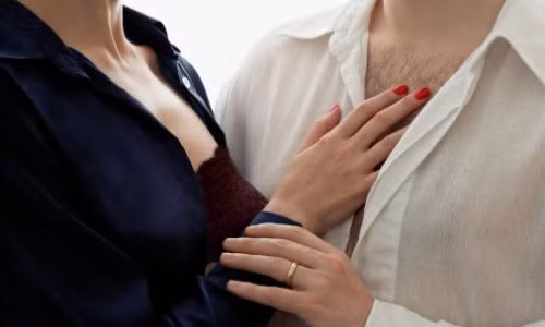 That sac nhin vo tuoi cuoi di vao phong massage yoni cung trai tre