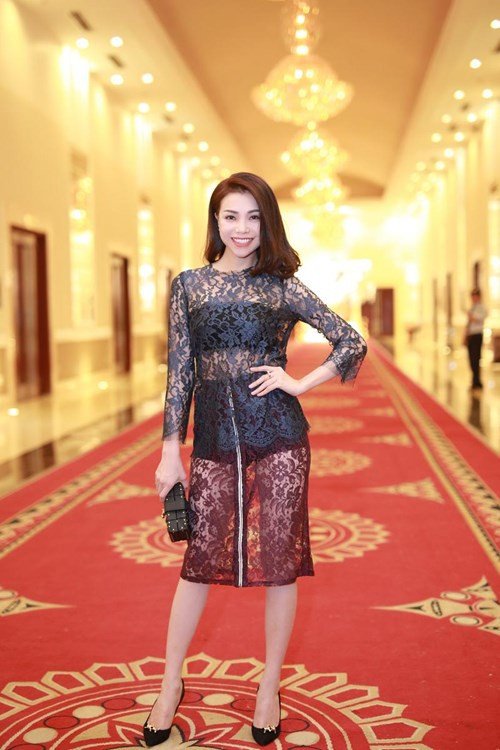 Người đẹp Trà Ngọc Hằng khéo léo mặc trang phục lót bên trong để đảm bảo sự an toàn và tinh tế khi xuất hiện ở sự kiện đông người.