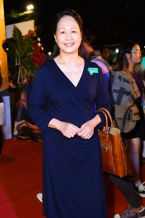 Diễn viên Như Quỳnh giản dị đến chia vui với với đoàn phim.