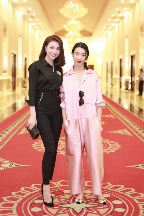 Cũng trong sự kiện, Trà Ngọc Hằng gây ấn tượng khi liên tục thay đổi phong cách thời trang với 2 bộ đồ cùng tone màu đen nhưng hoàn toàn đối lập. Cô thay bộ đồ màu đen khác 'kín cổng cao tường' khi chụp ảnh cùng NTK Đặng Hải Yến.
