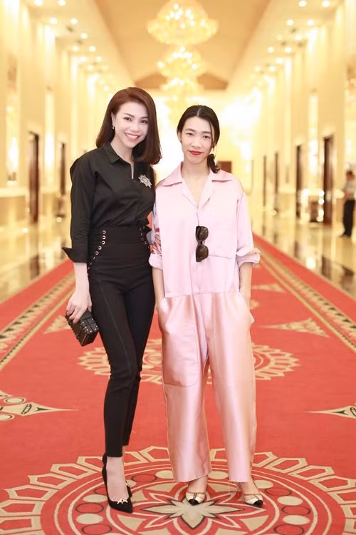 Cũng trong sự kiện, Trà Ngọc Hằng gây ấn tượng khi liên tục thay đổi phong cách thời trang với 2 bộ đồ cùng tone màu đen nhưng hoàn toàn đối lập. Cô thay bộ đồ màu đen khác 'kín cổng cao tường' khi chụp ảnh cùng NTK Đặng Hải Yến.