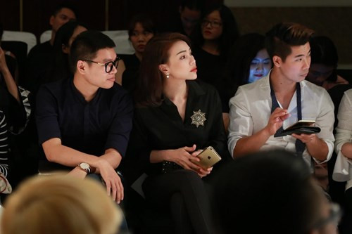 Trà Ngọc Hằng chăm chú theo dõi show diễn trên hàng ghế VIP.