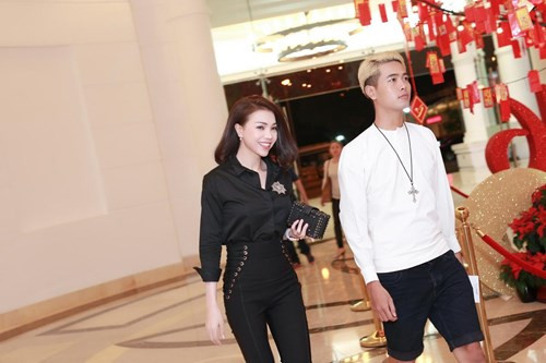 Chiếc quần dạng legging có chi tiết nhấn mạnh hai bên hông gợi cảm này là thiết kế được các sao thế giới cực kỳ ưa chuộng.